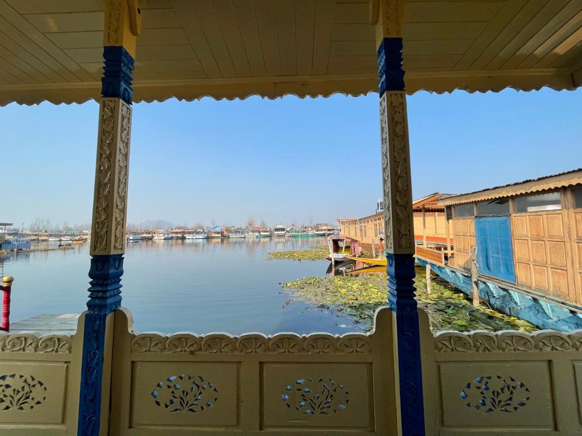 Floating Young Gulshan Houseboat Srīnagar Exterior foto