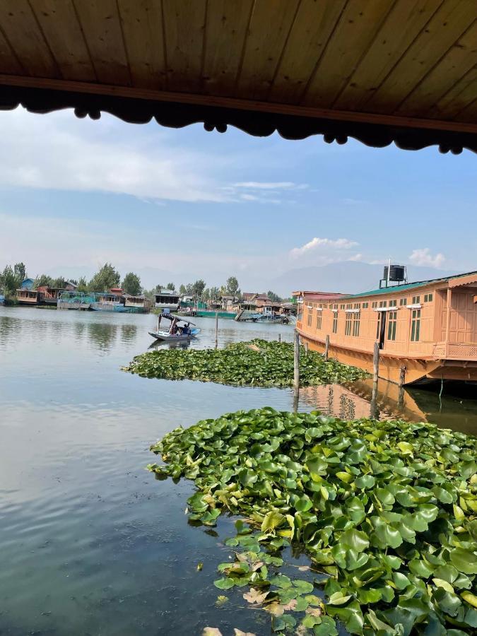 Floating Young Gulshan Houseboat Srīnagar Exterior foto